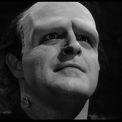 Peter Boyle como o monstro de Frankenstein no filme O Jovem Frankenstein (1974)