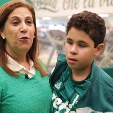Silvia Grecco com o filho. Foto: TV Palmeiras/Reprodução