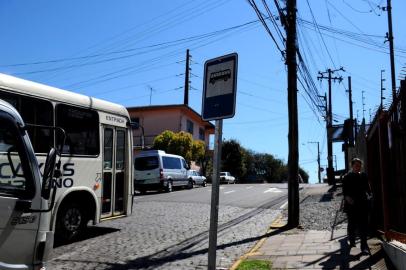 CAXIAS DO SUL, RS, BRASIL, 12/09/2018Percorremos as ruas e encontramos locais em que só existe placa indicativa de parada de ônibus urbano, mas não há abrigo; Visate destina, por contrato, 1% do faturamento para prefeitura investir em mobilidade e infraestrutura de transportes; verba poderia ser usada para construir abrigos onde não há e melhorar os que já existem.Rua Nestor Moreira, bairro Nossa Senhora de Lourdes (abrigo retirado para conserto de calçada e não recolocado) (Lucas Amorelli/Agência RBS)