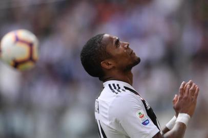 Juventus' Brazilian forward Douglas Costa reacts during the Italian Serie A football match Juventus vs Sassuolo on September 16, 2018 at the Juventus stadium in Turin. / AFP PHOTO / Marco BERTORELLO