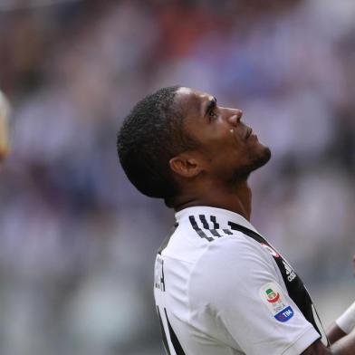 Juventus Brazilian forward Douglas Costa reacts during the Italian Serie A football match Juventus vs Sassuolo on September 16, 2018 at the Juventus stadium in Turin. / AFP PHOTO / Marco BERTORELLO