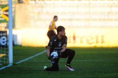 CAXIAS DO SUL,RS, BRASIL, 08/09/2018. Juventude x São Bento, jogo válido pela 26ª rodada da Série B do Campeonato Brasileiro e realizado no estádio Alfredo Jaconi. Goleiro Matheus Cavichioli pegou penalidade batida por Ronaldo.(Porthus Junior/Agência RBS)