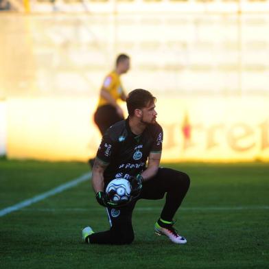 CAXIAS DO SUL,RS, BRASIL, 08/09/2018. Juventude x São Bento, jogo válido pela 26ª rodada da Série B do Campeonato Brasileiro e realizado no estádio Alfredo Jaconi. Goleiro Matheus Cavichioli pegou penalidade batida por Ronaldo.(Porthus Junior/Agência RBS)