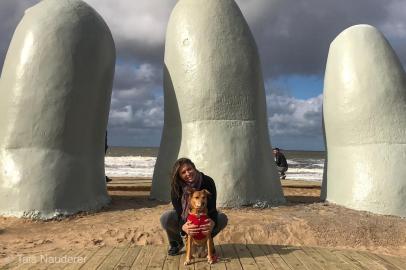 O Uruguai é um ótimo destino para se viajar com um cão, especialmente porque se pode ir de carro tranquilamente. Apesar de não contar com muitos estabelecimentos pet friendly, a capital, Montevidéu, oferece áreas como o Parque Roosevelt e o Parque Rodó, onde os pets podem correr livres sem incomodar ninguém. A rambla também é um lugar ótimo para um passeio. Já em lojas, cafés e centro comerciais, não se vê peludos acompanhando humanos. Em Punta del Este, há muitos lugares para ir com um cão, além de áreas especiais da praia em que a presença deles é permitida. As acomodações de Punta também aceitam com frequência os animais, sem taxas extras. Destinos que incluem áreas de preservação, como Cabo Polônio, não permitem a entrada de pets.Taís Nauderer e VioletaEm junho de 2018