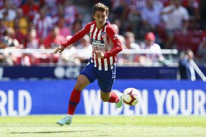  Atletico Madrids French forward Antoine Griezmann runs with the ball during the Spanish league football match between Club Atletico de Madrid and Eibar at the Wanda Metropolitano stadium in Madrid on September 15, 2018. / AFP PHOTO / Benjamin CREMELEditoria: SPOLocal: MadridIndexador: BENJAMIN CREMELSecao: soccerFonte: AFPFotógrafo: STR