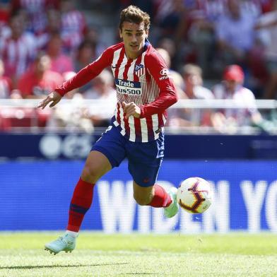  Atletico Madrids French forward Antoine Griezmann runs with the ball during the Spanish league football match between Club Atletico de Madrid and Eibar at the Wanda Metropolitano stadium in Madrid on September 15, 2018. / AFP PHOTO / Benjamin CREMELEditoria: SPOLocal: MadridIndexador: BENJAMIN CREMELSecao: soccerFonte: AFPFotógrafo: STR