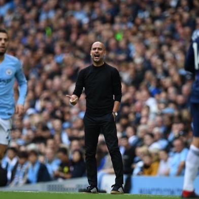  Manchester Citys Spanish manager Pep Guardiola shouts at his players during the English Premier League football match between Manchester City and Fulham at the Etihad Stadium in Manchester, north west England, on September 15, 2018. / AFP PHOTO / Paul ELLIS / RESTRICTED TO EDITORIAL USE. No use with unauthorized audio, video, data, fixture lists, club/league logos or live services. Online in-match use limited to 120 images. An additional 40 images may be used in extra time. No video emulation. Social media in-match use limited to 120 images. An additional 40 images may be used in extra time. No use in betting publications, games or single club/league/player publications. / Editoria: SPOLocal: ManchesterIndexador: PAUL ELLISSecao: soccerFonte: AFPFotógrafo: STF