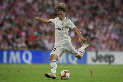  Real Madrids Croatian midfielder Luka Modric kicks the ball during the Spanish league football match between Athletic Club Bilbao and Real Madrid CF at the San Mames stadium in Bilbao on September 15, 2018. / AFP PHOTO / LLUIS GENEEditoria: SPOLocal: BilbaoIndexador: LLUIS GENESecao: soccerFonte: AFPFotógrafo: STF