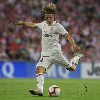  Real Madrids Croatian midfielder Luka Modric kicks the ball during the Spanish league football match between Athletic Club Bilbao and Real Madrid CF at the San Mames stadium in Bilbao on September 15, 2018. / AFP PHOTO / LLUIS GENEEditoria: SPOLocal: BilbaoIndexador: LLUIS GENESecao: soccerFonte: AFPFotógrafo: STF