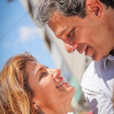 Candidato a presidente, Fernando Haddad (PT), se declara para a esposa em postagem nas redes sociais. 