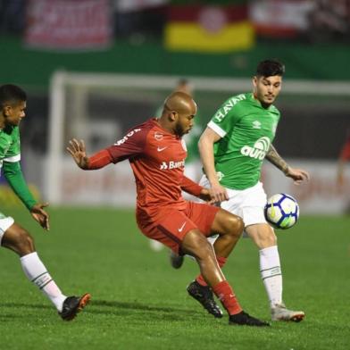  CHAPECÓ, SC, BRASIL,  17-09-2018. Inter enfrenta o Chapecoense pelo Campeonato Brasileiro na Arena Condá. EM BAIXA RESOLUÇÃO (RICARDO DUARTE/INTER)