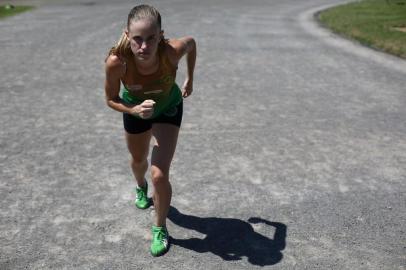 SANTA CRUZ, RS, BRASIL - Promessas Olímpicas. Matéria especial com atletas com potencial Olímpico. Atleta da UNISC, Jaqueline Beatriz Weber. Ela faz os 800m rasos e 1500m rasos.