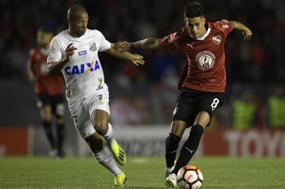  Argentina's Independiente midfielder Maximiliano Meza (R) is challenged by Brazil's Santos midfielder Carlos Sanchez during their Copa Libertadores round of sixteen first leg football match at the Libertadores de America stadium in Avellaneda, Buenos Aires, on August 21, 2018. / AFP PHOTO / Juan MABROMATAEditoria: SPOLocal: AvellanedaIndexador: JUAN MABROMATASecao: soccerFonte: AFPFotógrafo: STF