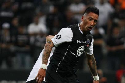 CORINTHIANS E COLO COLOSP - CORINTHIANS-COLO-COLO - ESPORTES - Jogador Lucas Barrios do Colo Colo durante a partida entre Corinthians BRA e Colo Colo CHI, válida pela Copa Libertadores da América 2018, na Arena Corinthians em São Paulo (SP), nesta quarta-feira (29). 29/08/2018 - Foto: PETER LEONE/FUTURA PRESS/FUTURA PRESS/ESTADÃO CONTEÚDOEditoria: ESPORTESLocal: SÃO PAULOIndexador: PETER LEONEFotógrafo: FUTURA PRESS