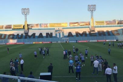 Grêmio fazendo o reconhecimento do Estádio Monumental José Fierro, em Tucumán