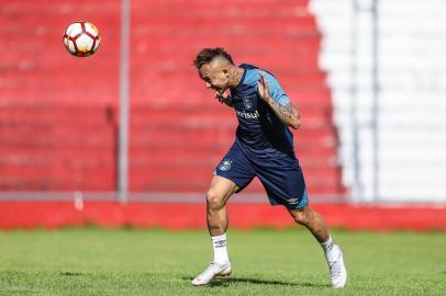 Everton em treino do Grêmio em Tucumán