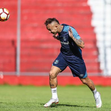 Everton em treino do Grêmio em Tucumán