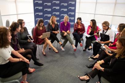  PORTO ALEGRE, RS, BRASIL, 13/09/2018  : Simone Zuwick (blusa rosa) e Silvia Somenzi (óculos), duas das participantes do grupo Empreendedora Plurais da Amcham Porto Alegre, responsável por promover ações voltadas para as mulheres e estimular o empreendedorismo feminino.. (Omar Freitas/Agência RBS)Indexador: Felipe Nogs