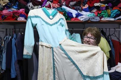  PORTO ALEGRE, RS, BRASIL, 10/09/2018: Marilene Hatzfeld (de verde) e Rosani da Rosa (de preto) mostram como é confecção de um vestido de prenda.Indexador: ISADORA NEUMANN