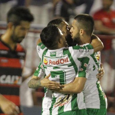 ATLÉTICO GO E JUVENTUDEGO - ATLÉTICO-GO x JUVENTUDE - ESPORTES - Atlético -GO x Juventude, jogo válido pela 28ª rodada da série B do Campeonato Brasileiro e realizado no Estádio Antônio Acciolly em Goiânia (GO), nesta terça-feira (18). Na foto, o jogador Tony do Juventude comemora gol durante a partida. (Carlos Costa/Futura Press/Estadão Conteúdo)Editoria: ESPORTESIndexador: CARLOS COSTAFotógrafo: FUTURA PRESS