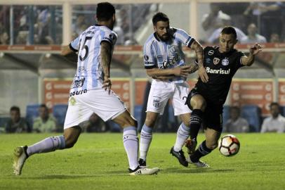  Everton Ribeiro (R) of Brazils Gremio disputes the ball with Jose San Roman of Argentinian Atletico Tucuman during their Copa Libertadores football match at the Jose Fierro stadium in Tucuman, northern Argentina, on September 18, 2018.  / AFP PHOTO / Walter MonterosEditoria: SPOLocal: TucumánIndexador: WALTER MONTEROSSecao: soccerFonte: AFPFotógrafo: STR