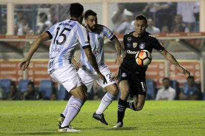  Everton Ribeiro (R) of Brazils Gremio disputes the ball with Jose San Roman of Argentinian Atletico Tucuman during their Copa Libertadores football match at the Jose Fierro stadium in Tucuman, northern Argentina, on September 18, 2018.  / AFP PHOTO / Walter MonterosEditoria: SPOLocal: TucumánIndexador: WALTER MONTEROSSecao: soccerFonte: AFPFotógrafo: STR