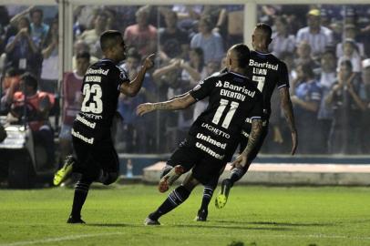  Alisson Euler de Freitas Castro (L) of Brazilian Gremio celebrates with teammates after scoring a goal against Argentinian Atletico Tucuman during their Copa Libertadores football match at the Jose Fierro stadium in Tucuman, northern Argentina, on September 18, 2018.  / AFP PHOTO / Walter MonterosEditoria: SPOLocal: TucumánIndexador: WALTER MONTEROSSecao: soccerFonte: AFPFotógrafo: STR