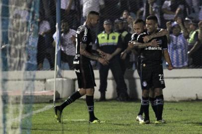  Alisson Euler de Freitas Castro (R) of Brazilian Gremio celebrates with teammates after scoring a goal against Argentinian Atletico Tucuman during their Copa Libertadores football match at the Jose Fierro stadium in Tucuman, northern Argentina, on September 18, 2018.  / AFP PHOTO / Walter MonterosEditoria: SPOLocal: TucumánIndexador: WALTER MONTEROSSecao: soccerFonte: AFPFotógrafo: STR