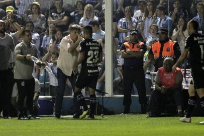  Alisson Euler de Freitas Castro (C) of Brazilian Gremio celebrates with team coach Renato Gaucho after scoring a goal against Argentinian Atletico Tucuman during their Copa Libertadores football match at the Jose Fierro stadium in Tucuman, northern Argentina, on September 18, 2018.  / AFP PHOTO / Walter MonterosEditoria: SPOLocal: TucumánIndexador: WALTER MONTEROSSecao: soccerFonte: AFPFotógrafo: STR