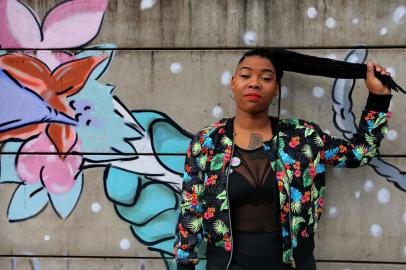  PORTO ALEGRE, RS, BRASIL, 11-07-2018. Retrato rapper Negra Jaque no Morro da Cruz para capa do Segundo Caderno. (JÚLIO CORDEIRO/AGÊNCIA RBS)