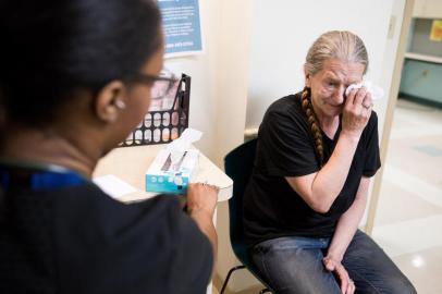 Patient Sharon becomes emotional as medical student Chioma Anyikwa speaks with her about her opioid addiction recovery during a checkup visit at Boston Community Health Center in Boston, Massachusetts.Boston ¿ Para os estudantes de medicina, o paciente era um enigma.Editoria: ALocal: BOSTONIndexador: KAYANA SZYMCZAKFonte: NYTNSFotógrafo: STR