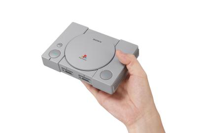 Saudoso do PlayStation 1, lançado ¿ acredite ¿ em 1993? Pois a Sony anunciou, nesta quarta-feira (19), o lançamento do PlayStation Classic, nova versão mini do famoso PS1. A edição especial, que comemora os 25 anos do videogame, chega às lojas dos Estados Unidos no dia 3 de dezembro pelo preço de US$ 99,99 (aproximadamente R$ 413), e ainda não há confirmação de lançamento no Brasil. As informações são do TechTudo.