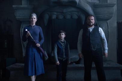 Cate Blanchett, Owen Vaccaro e Jack Black em cena do filme O Mistério do Relógio na Parede.
