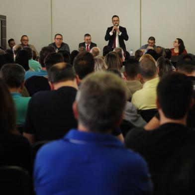  CAXIAS DO SUL, RS, BRASIL, 19/09/2018 - Trabalhadores decidem em assembleia se aceitam proposta de venda da metalúrgica. (Marcelo Casagrande/Agência RBS)