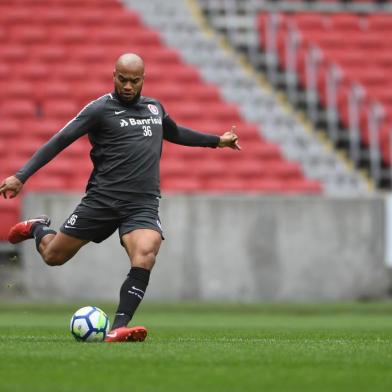 Zagueiro do Inter Rodrigo Moledo em treino no Beira-Rio