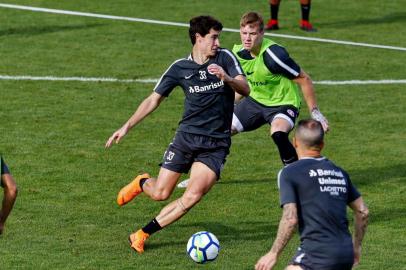  PORTO ALEGRE, RS, BRASIL, 19-09-2018. Inter treina no CT Parque Gigante e o jogador Rodrigo Dourado se machuca. (ROBINSON ESTRÁSULAS/AGÊNCIA RBS)