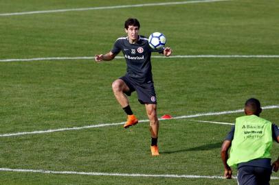  PORTO ALEGRE, RS, BRASIL, 19-09-2018. Inter treina no CT Parque Gigante e o jogador Rodrigo Dourado se machuca. (ROBINSON ESTRÁSULAS/AGÊNCIA RBS)