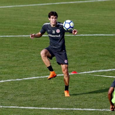  PORTO ALEGRE, RS, BRASIL, 19-09-2018. Inter treina no CT Parque Gigante e o jogador Rodrigo Dourado se machuca. (ROBINSON ESTRÁSULAS/AGÊNCIA RBS)