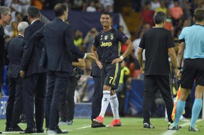  Juventus Portuguese forward Cristiano Ronaldo (C) cries after receiving a red card during the UEFA Champions League group H football match between Valencia CF and Juventus FC at the Mestalla stadium in Valencia on September 19, 2018. / AFP PHOTO / JOSE JORDANEditoria: SPOLocal: ValenciaIndexador: JOSE JORDANSecao: soccerFonte: AFPFotógrafo: STR