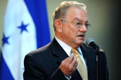  Former Guatemalan vice President and now coordinator for the Truth Commission in Honduras Eduardo Stein speaks during a press conference on April 13, 2010 in Tegucigalpa, to announce the installation of the Truth Commission by President Porfirio Lobo in an attempt to throw some light on the June 28, 2009 coup detat that ousted President Manuel Zelaya.  AFP PHOTO/Orlando SIERRA. / AFP PHOTO / ORLANDO SIERRAEditoria: WARLocal: TegucigalpaIndexador: ORLANDO SIERRASecao: coup detatFonte: AFP