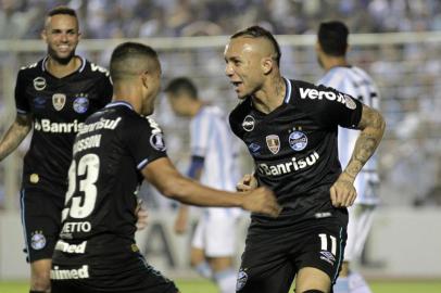 Alisson Euler de Freitas Castro (R) of Brazilian Gremio celebrates with teammates after scoring a goal against Argentinian Atletico Tucuman during their Copa Libertadores football match at the Jose Fierro stadium in Tucuman, northern Argentina, on September 18, 2018.  / AFP PHOTO / Walter Monteros