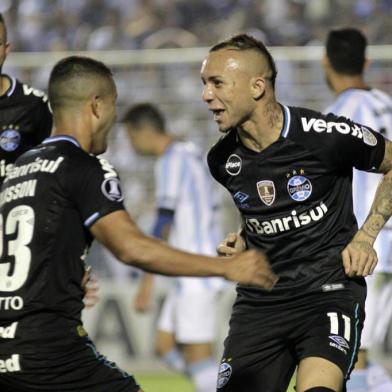 Alisson Euler de Freitas Castro (R) of Brazilian Gremio celebrates with teammates after scoring a goal against Argentinian Atletico Tucuman during their Copa Libertadores football match at the Jose Fierro stadium in Tucuman, northern Argentina, on September 18, 2018.  / AFP PHOTO / Walter Monteros