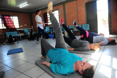  CAXIAS DO SUL, RS, BRASIL, 12/09/2018. Atividade física com a fisioterapeuta Elizandra Richter, 36, no Centro Comunitário da Vila Gauchinha, bairro Esplanada. A atividade é uma das promovidas na região dentro do projeto-piloto UBS+, pelo qual a prefeitura quer fortalecer a saúde básica e diminuir encaminhamentos para especialistas. (Porthus Junior/Agência RVS)