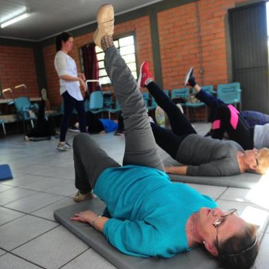  CAXIAS DO SUL, RS, BRASIL, 12/09/2018. Atividade física com a fisioterapeuta Elizandra Richter, 36, no Centro Comunitário da Vila Gauchinha, bairro Esplanada. A atividade é uma das promovidas na região dentro do projeto-piloto UBS+, pelo qual a prefeitura quer fortalecer a saúde básica e diminuir encaminhamentos para especialistas. (Porthus Junior/Agência RVS)