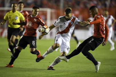  Argentinas Independiente defender Fabricio Bustos (L) and defender Alan Franco vie for the ball with Argentinas River Plate forward Lucas Pratto (C) during a Copa Libertadores 2018 first leg quarterfinal football match at the Libertadores de America stadium in Avellaneda, Buenos Aires, Argentina, on September 19, 2018. / AFP PHOTO / EITAN ABRAMOVICHEditoria: SPOLocal: AvellanedaIndexador: EITAN ABRAMOVICHSecao: soccerFonte: AFPFotógrafo: STF