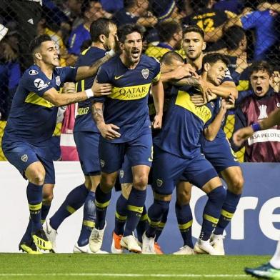  Argentinas Boca Juniors forward Mauro Zarate (R), celebrates with teammates after scoring against Brazils Cruzeiro during their Copa Libertadores 2018 quarter final first leg football match at the Bombonera stadium in Buenos Aires, on September 19, 2018. / AFP PHOTO / EITAN ABRAMOVICHEditoria: SPOLocal: Buenos AiresIndexador: EITAN ABRAMOVICHSecao: soccerFonte: AFPFotógrafo: STF