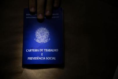  A partir de sábado (11/11/2017) uma nova Consolidação das Leis do Trabalho (CLT) passa a orientar as relações entre empregados e empregadores no Brasil. É a entrada em vigor da lei 13.467, 120 dias após aprovação. São mais de cem alterações na legislação. Entre as principais novidades, está o profissional autônomo que pode ser exclusivo de um empregador e, ainda assim, não ter a condição de empregado, o contrato intermitente (só por alguns períodos) e a terceirização, confirmada para a atividade principal de uma empresa. (FOTO: TIAGO GHIZONI/DIÁRIO CATARINENSE - FLORIANÓPOLIS, SANTA CATARINA, BRASIL - 12/11/2017)