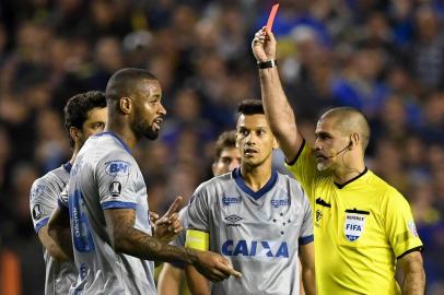 Paraguayan referee Eber Aquino shows a red card to Cruzeiro's Brazilian defender Dede during the Copa Libertadores football match between Argentina's Boca Juniors and Brazil's Cruzeiro at La Bombonera stadium in Buenos Aires, on September 19, 2018. / AFP PHOTO / EITAN ABRAMOVICH