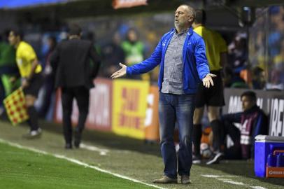 Brazil's Cruzeiro coach Mano Menezes gestures during the Copa Libertadores 2018 quarter final first leg football match against Argentina's Boca Juniors at La Bombonera stadium in Buenos Aires, on September 19, 2018. / AFP PHOTO / EITAN ABRAMOVICH