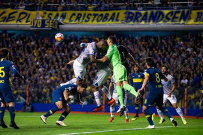 Zagueiro Dedé, do Cruzeiro, foi expulso em lance polêmico pelas quartas de final da Libertadores da América de 2018. Jogador cruzeirense acertou uma cabeçada no goleiro argentino e árbitro Eber Aquino, após consultar o vídeo, decidiu expulsá-lo.